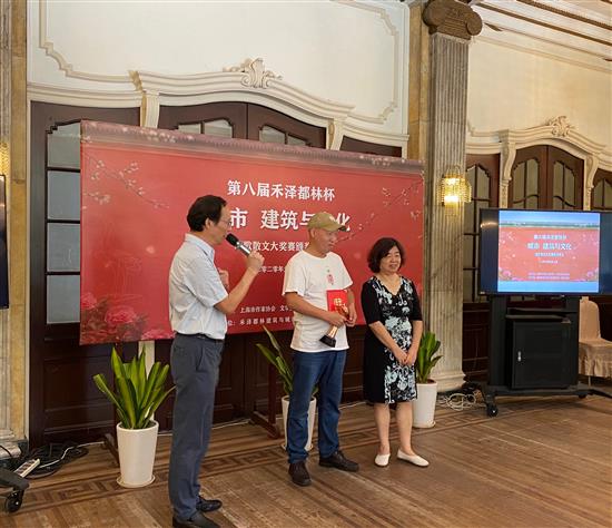 上海市作协诗歌委员会副主任、诗人徐芳（右）为散文类一等奖获得者杨献平颁奖